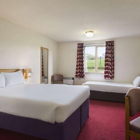 Days Inn Tewkesbury Strensham Extérieur photo